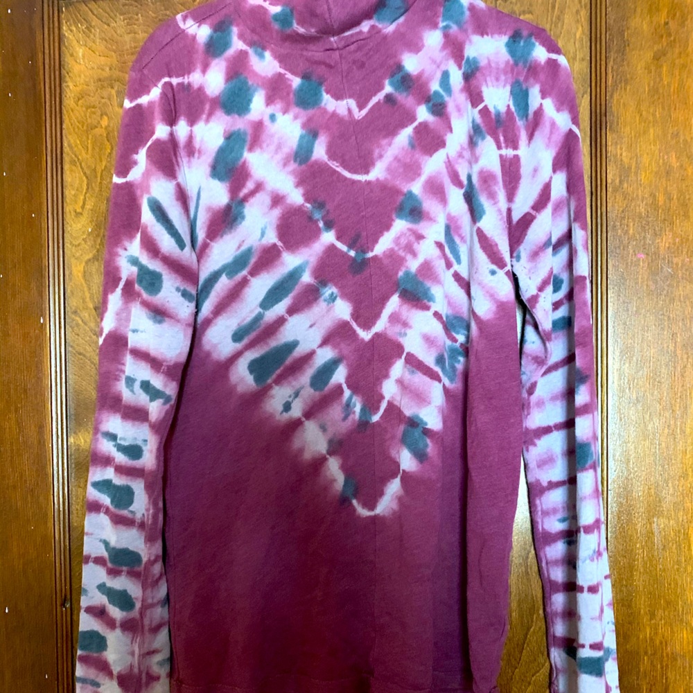 Toe dyed turtle neck